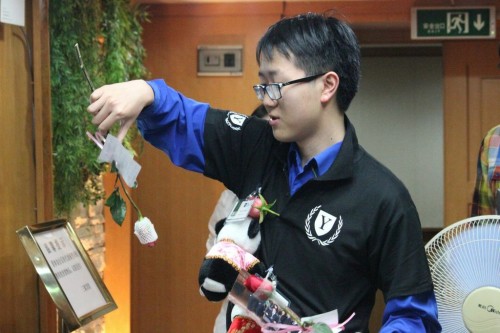 Roses and Pandas delivered by Director-General, Dennis Wang 