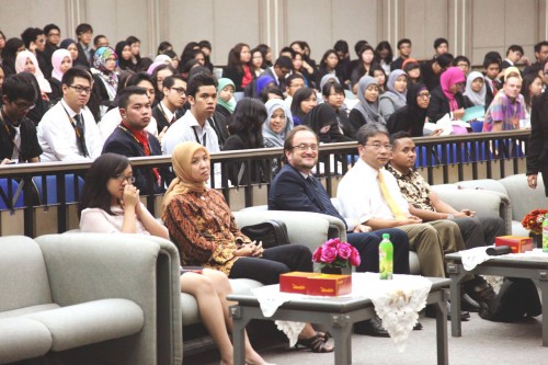 Director of United Nations Information Centre (UNIC) Jakarta, Mr. Michele Zaccheo, and Dean of Faculty of Social and Political Sciences Universitas Indonesia (third and fourth from the left)