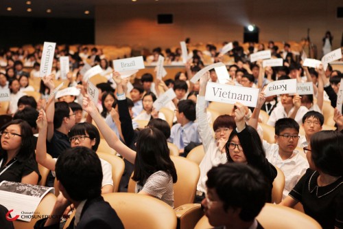 Delegates eagerly raise their placards during a plenary session.